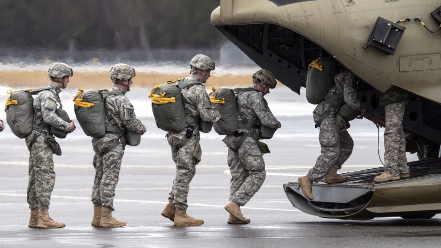 epa04481006 (FILE) Paratroopers of the US Army enter a helicopter at the training area in Grafenwoehr, Germany, 10 February 2014. The United States is sending up to 1,500 more soldiers in non-combat r ...