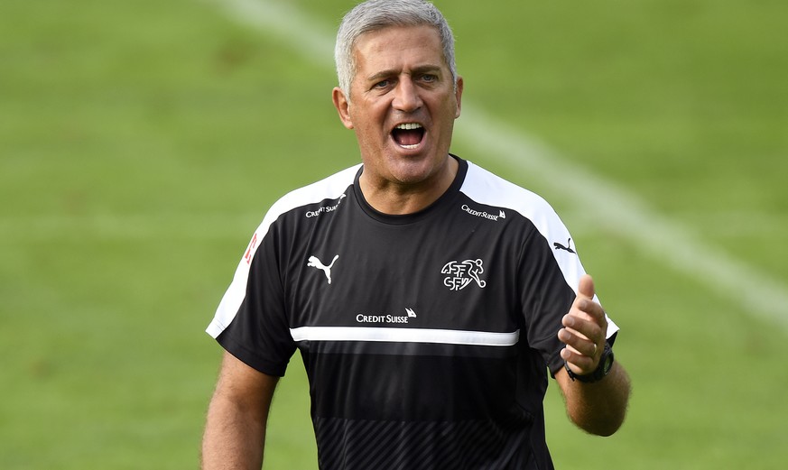 Nationalcoach Vladimir Petkovic beim Training mit der Schweizer Fussballnationalmannschaft in Freienbach (SZ) am Dienstag, 30. August 2016. (KEYSTONE/Walter Bieri)