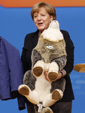 Kanzlerin mit Stofftier: Am vergangenen Sonntag am CDU-Parteitag erhielt Angela Merkel dieses Tier geschenkt.