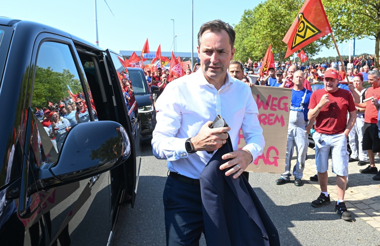 05.09.2024, Sachsen, Zwickau: Mit lautstarken Protesten empf�ngt die Belegschaft Thomas Sch�fer (vorn), Markenvorstand Volkswagen, im Volkswagen Werk in Zwickau. Europas gr��ter Autobauer hatte angek� ...