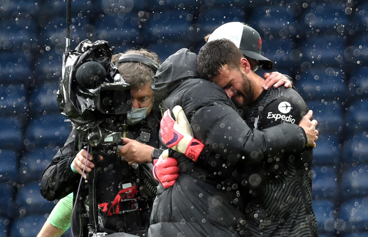 epa09205055 Liverpool&#039;s manager Juergen Klopp (C) celebrates with goalkeeper Alisson (R) after the English Premier League soccer match between West Bromwich Albion and Liverpool FC in West Bromwi ...