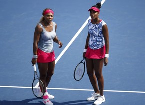 Serena und Venus Williams stehen erstmals seit 2010 beide in einem Grand-Slam-Viertelfinal.