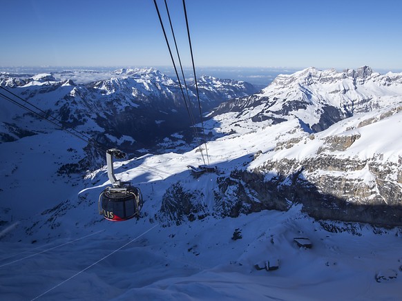 Auf dem Titlis ob Engelberg OW ist am Sonntag zwischen Trübsee und Laub eine Lawine niedergegangen. Rettungskräfte suchen nach mindestens einer vermissten Person. (Archivbild)