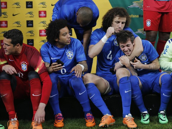 Bei den Kickern vom Zuckerhut ist die Nationalmannschaft auch ein Zirkusbetrieb. Es wird getanzt, gelacht und Streiche gespielt. Hier nimmt David Luiz einen Teamkollegen in Schwitzkasten.&nbsp;