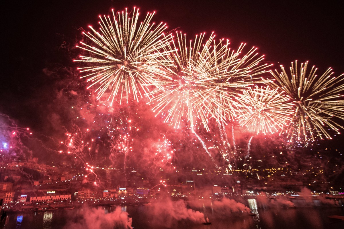 epa06046688 A view of fireworks over the Dom Luis I Bridge and the River Douro on the eve of St. John's festival (Festa de Sao Joao) in Porto, Portugal, 24 June 2017. EPA/RUI FARINHA