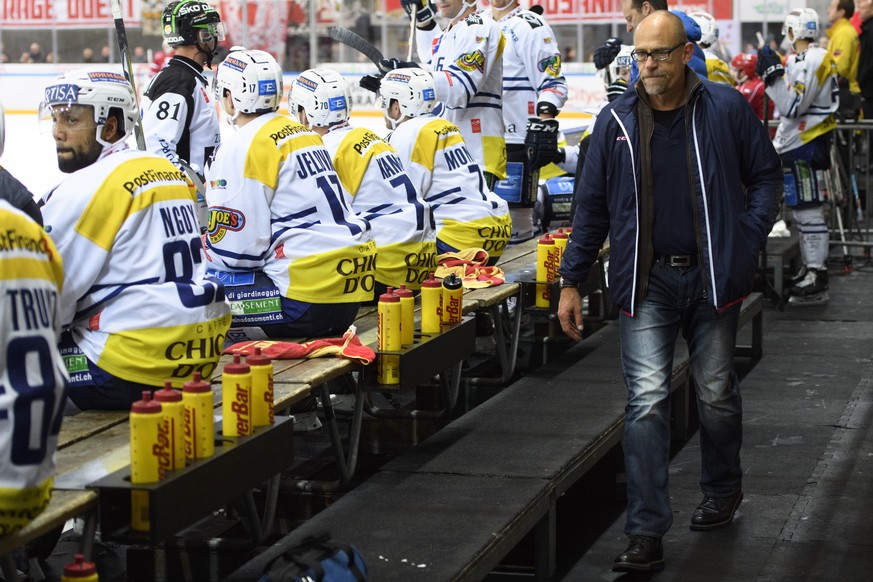 L&#039;entraineur tessinois Hans Kossmann, droite, se fait expulser par l&#039;arbitre lors du match du championnat suisse de hockey sur glace de National League A, entre le Lausanne HC, LHC, et HC Am ...