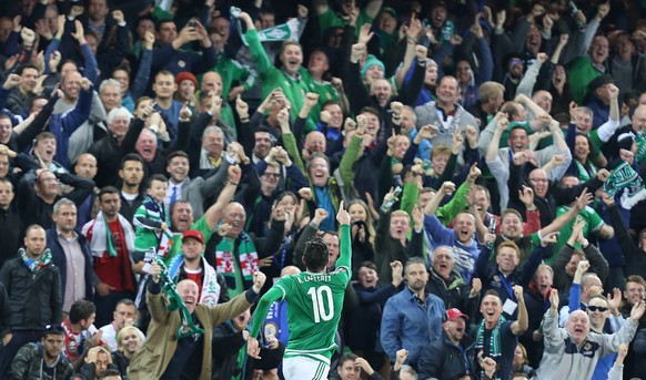 Lafferty feiert den Ausgleich mit den Fans.&nbsp;