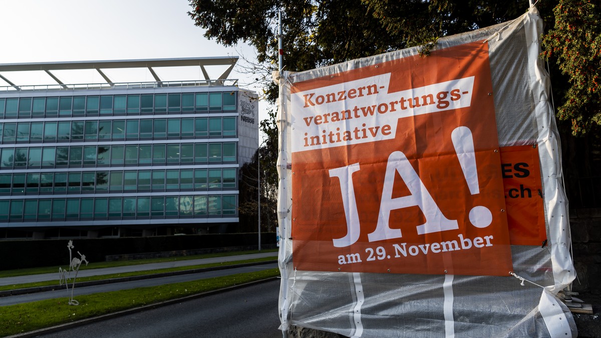 Une banderole en faveur de l'initiative multinationales responsables (Konzernverantwortungsinitiative) est visible devant le siege de la multinationale Nestle le mercredi 11 novembre 2020 a Vevey ...