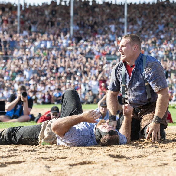 Joel Wicki, rechts, und Matthias Aeschbacher, links, nach dem Schlussgang am Eidgenoessischen Schwing- und Aelplerfest (ESAF) in Pratteln, am Sonntag, 28. August 2022. (KEYSTONE/Urs Flueeler).