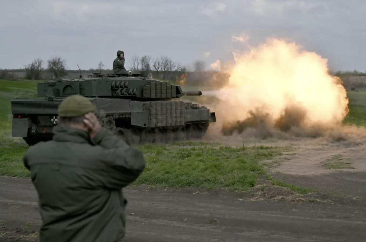 Ein ukrainischer Panzer mit Reaktivpanzerung: An der Front werden die Kettenfahrzeuge zu Zielen russischer Drohnen.