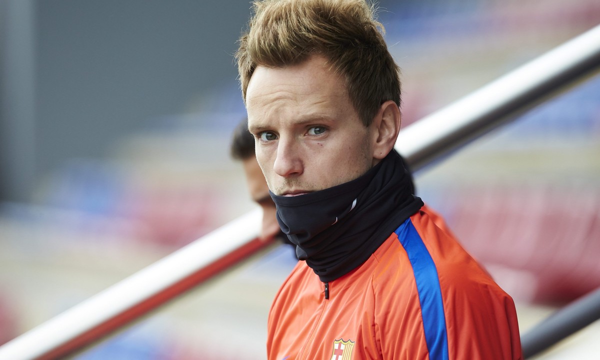 epa05683276 FC Barcelona's midfielder Ivan Rakitic during a training session at Joan Gamper sports city in Sant Joan Despi, Barcelona, northeastern Spain, 20 December 2016. EPA/ALEJANDRO GARCIA