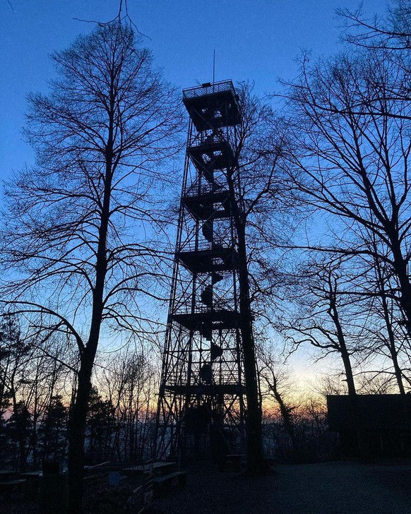Der Schleifenberg-Turm.