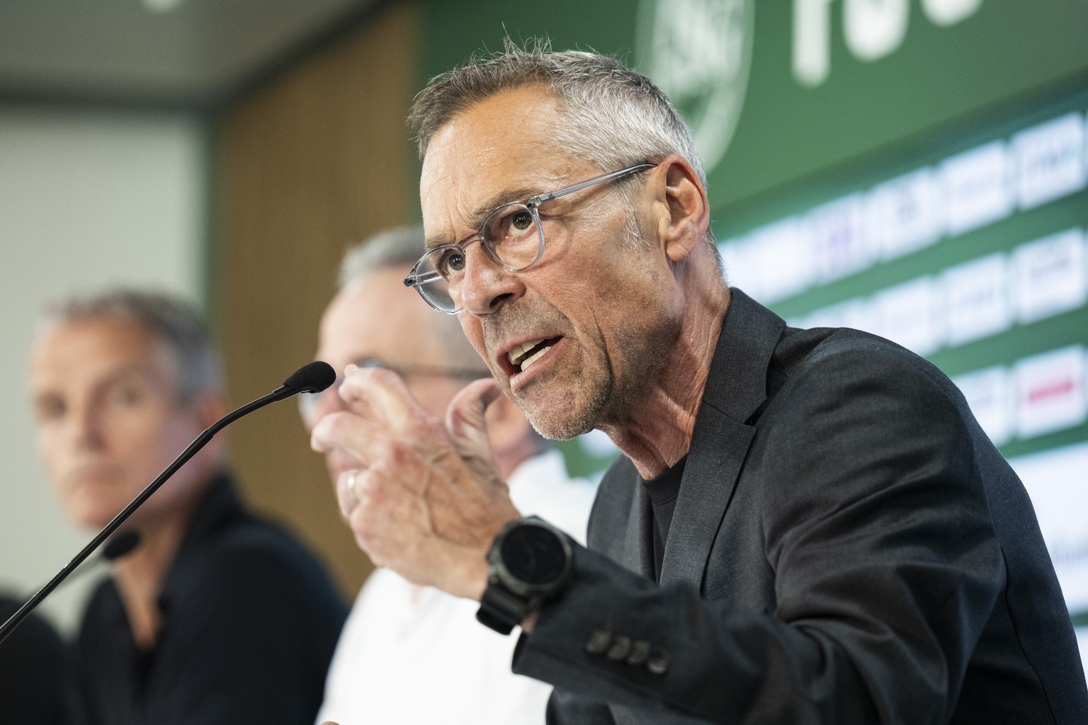 Matthias Hueppi, Praesident des FC St. Gallen, mit den Grossaktionaeren Reto Preisig und Philipp Bienz, von rechts, an einer Medienkonferenz am Mittwoch, 27. Mai 2026, in St. Gallen. Im Nachgang des C ...