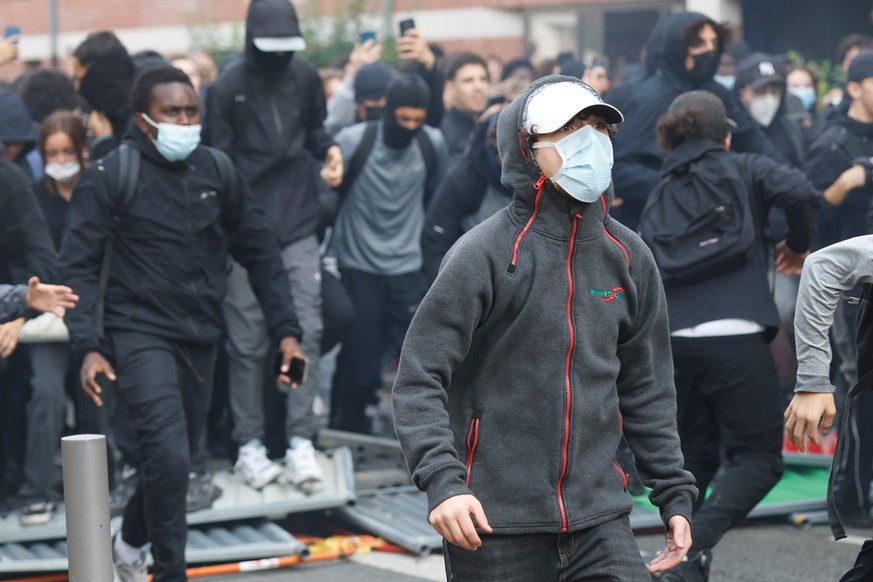 Students face police next to the Baggio High School, blocked in protest of the government's release of next year's draft budget, in Lille, France, Tuesday, Sept. 29, 2026. (AP Photo/Jean-Fra ...