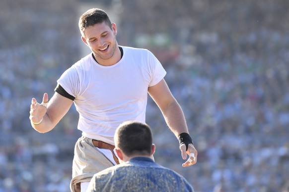 Marcel Bieri, links, jubelt ueber den Sieg gegen Fabian Staudenmann, rechts, im 5. Gang am Eidgenoessischen Schwing- und Aelplerfest (ESAF) in Zug, am Sonntag, 25. August 2019. (KEYSTONE/Urs Flueeler)