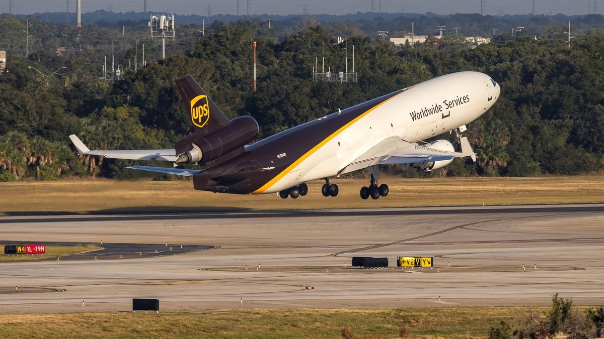 UPS United Parcel Service McDonnell Douglas MD-11F Flugzeug Flughafen Tampa in den Vereinigten Staaten Tampa, Vereinigte Staaten - 7. November 2025: Ein McDonnell Douglas MD-11F Flugzeug der UPS Unite ...