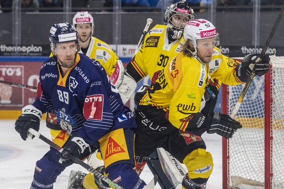 Justin Abdelkader, links, von Zug im Spiel gegen Jesse Zgraggen, rechts, von Bern beim Eishockey Meisterschaftsspiel der National League zwischen dem EV Zug und dem SC Bern am Freitag, 27. Januar 2023 ...