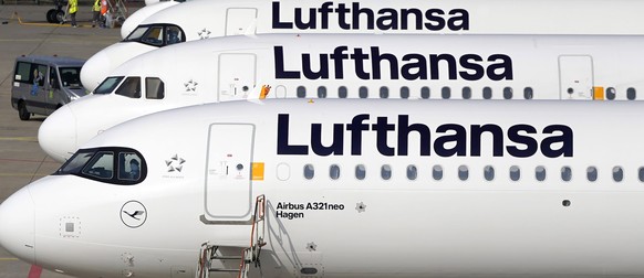 epaselect epa10093434 Airplanes of Lufthansa on a tarmac during a warn strike of the ground staff of German airline Lufthansa at the international airport in Frankfurt am Main, Germany, 27 July 2022.  ...