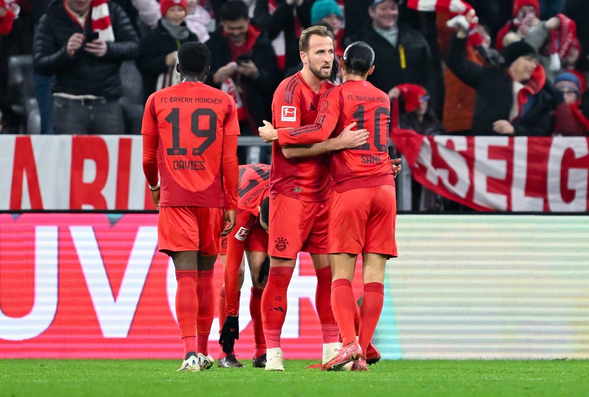 23.02.2025, Bayern, München: Fußball: Bundesliga, Bayern München - Eintracht Frankfurt, 23. Spieltag in der Allianz Arena. Alphonso Davies (l-r), Jamal Musiala, Harry Kane und Leroy Sane von München j ...