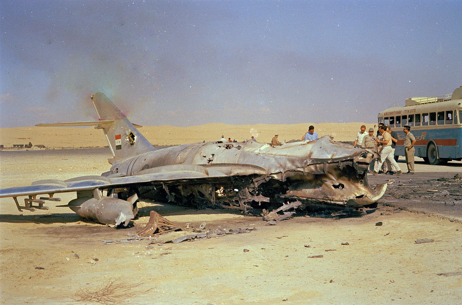 An Egyptian warplane lays destroyed on the ground following an attack by Israeli aircraft, June 1967. (KEYSTONE/AP Photo/Str)