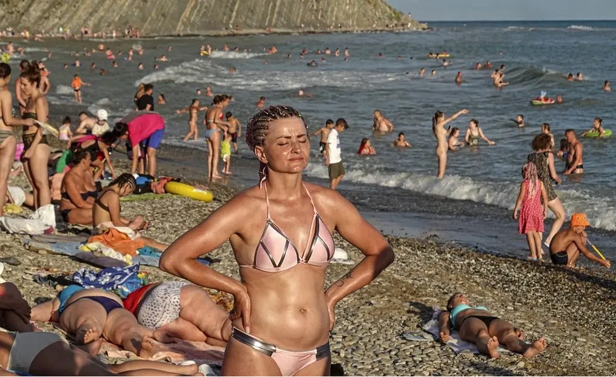 Des touristes dans la station balnéaire russe d'Arkhipo-Osipovka sur la côte de la mer Noire.