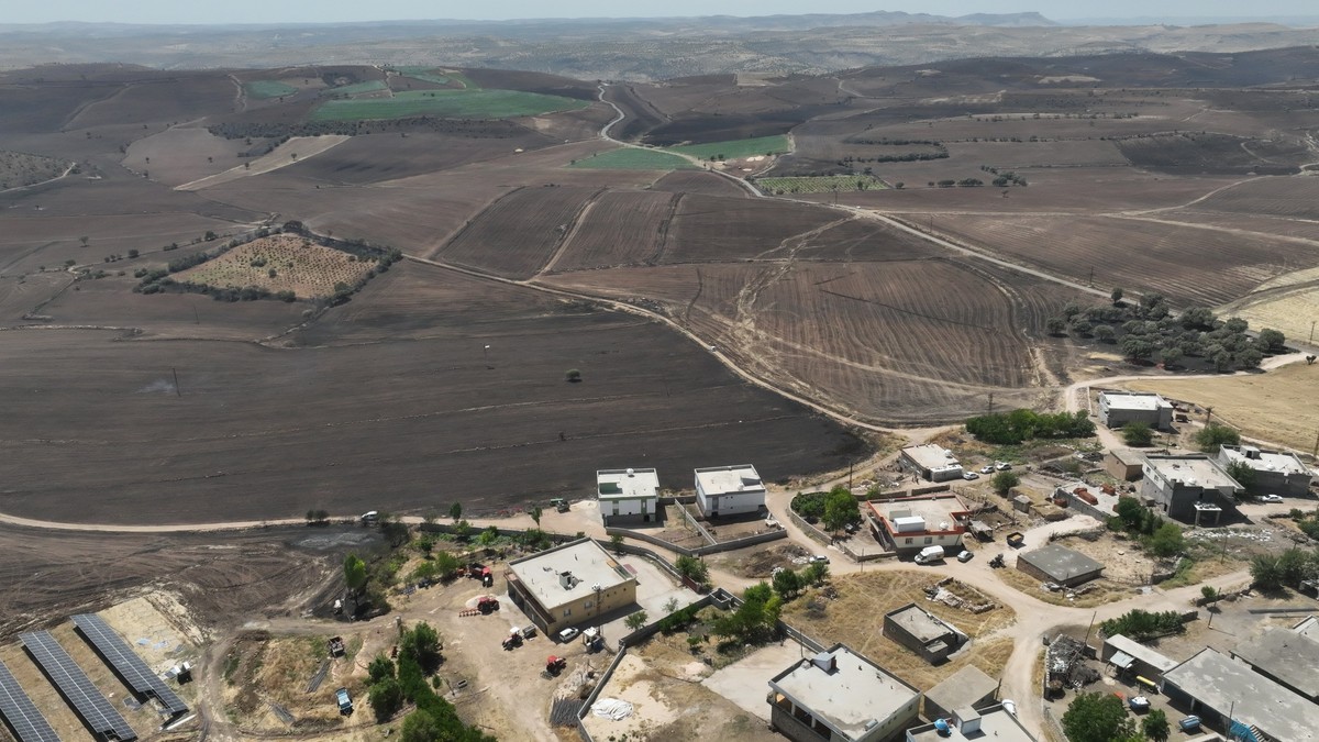 epa11428003 A handout photo made available by the Diyarbakir Municipality shows a view of the burned lands after a stubble fire at Diyarbakir, Turkey, 21 June 2024. Turkish Health Minister Fahrettin K ...