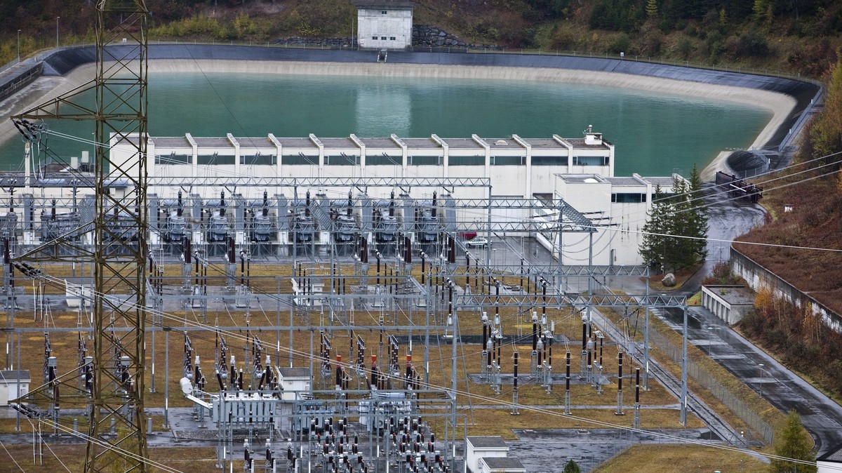 Das Kraftwerk Pradella der Engadiner Kraftwerke AG mit dem dazugehoerigen Ausgleichsbecken unterhalb Scuol, aufgenommen am 22. Oktober 2009. (KEYSTONE/Alessandro Della Bella)