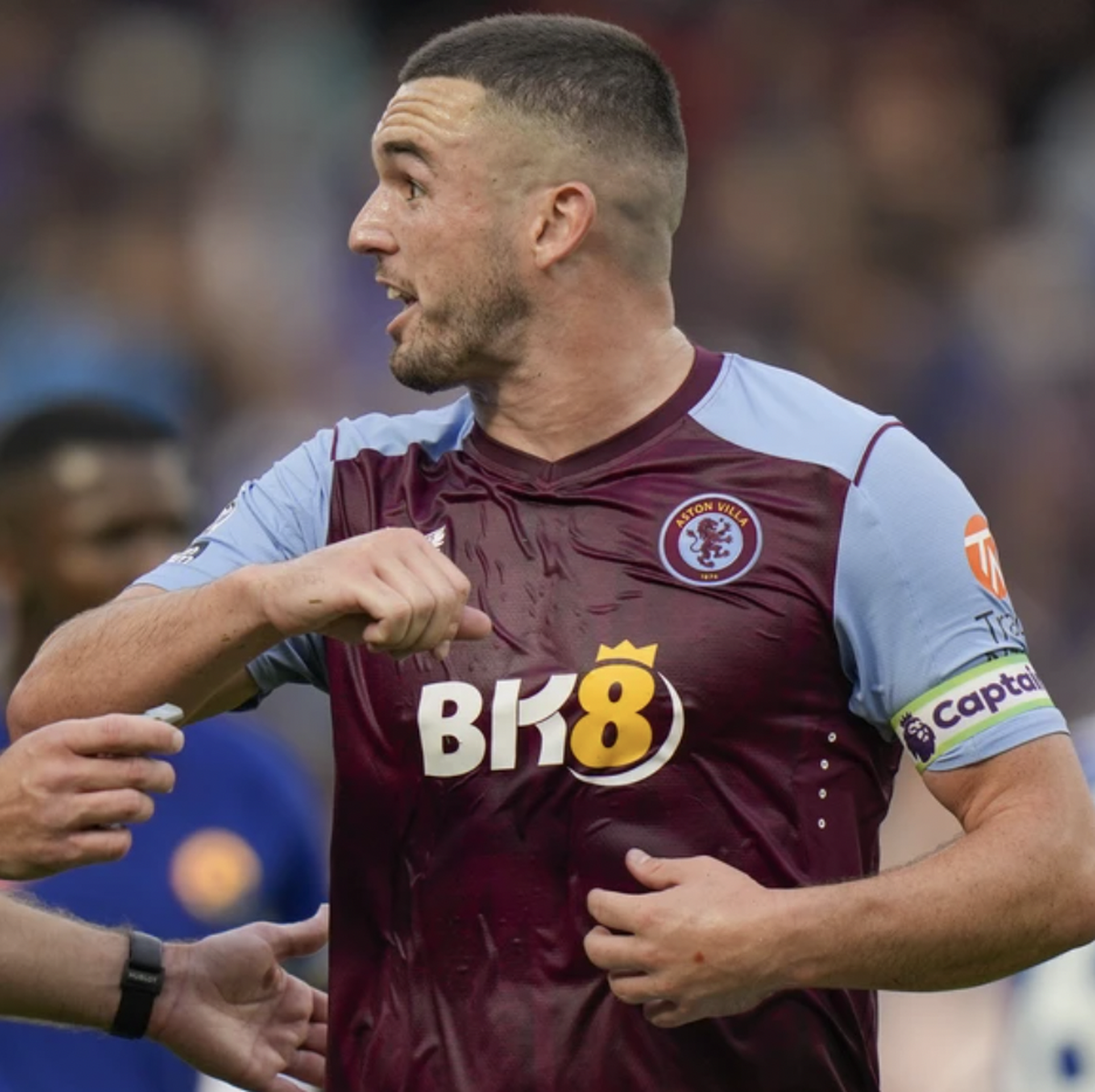 Le maillot colle au corps de John McGinn.