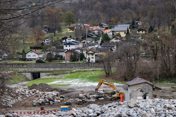 Die Wiederaufbauarbeiten sind im Gange im Rahmen einer Medienkonferenz in Lostallo zur Analyse mit Experten und Politikern des Hochwassers in Mesolcina vom Sommer 2024, am Montag, 25. November 2024. ( ...