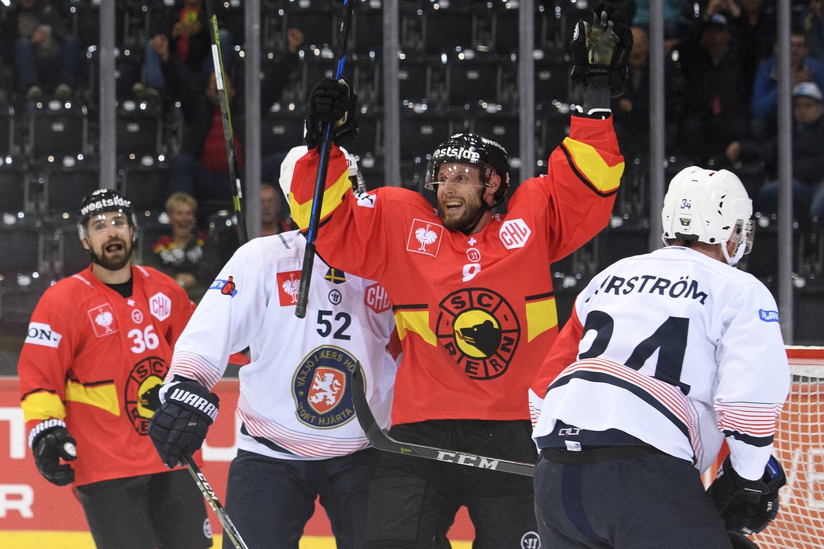Bern's Jan Mursak celebrates his goal (3-1) next to Bern's Mark Arcobello, Vaxjo's Arvid Lundberg, Vaxjo's Niclas Burstrom, from left, during the Champions Hockey League group G ma ...