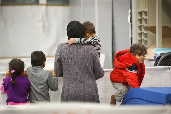 Eine Mutter mit ihren Kindern im Sammellager in der Familienabteilung, aufgenommen am Donnerstag, 14. Januar 2016, anlaesslich einer Medienkonferenz in der Sammelstelle Buchs fuer Fluechtlinge und Asy ...