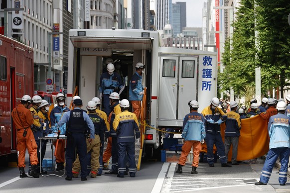 epa12992295 Emergency personnel work outside the Ginza Six luxury shopping complex in Tokyo's Ginza district, Japan, 25 May 2026. Authorities said there is information that a man allegedly spraye ...