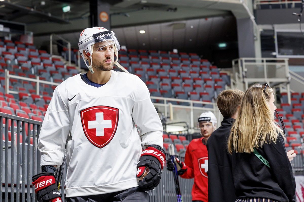 Switzerland&amp;#039;s forward Nino Niederreiter arrives for an optional Switzerland team training session at the IIHF 2023 World Championship, at the Riga Arena, in Riga, Latvia, Wednesday, May 24, 2 ...