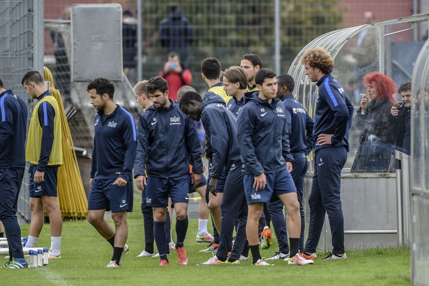 Rauchend verfolgen die Canepas das FCZ-Training.