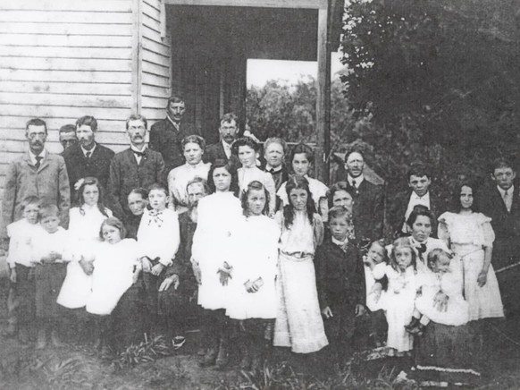 Samuel und Rosina Egger mit ihren Kindern und Enkeln. Von ihren neun Kindern blieb die älteste Tochter in der Schweiz und eine weitere Tochter verstarb kurz nach der Geburt.
