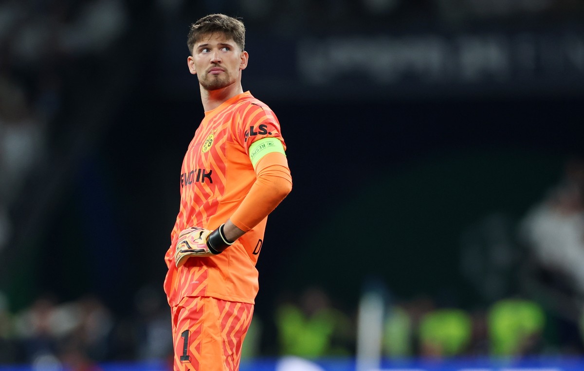 epa11384676 Dortmund goalkeeper Gregor Kobel looks on during the UEFA Champions League final match of Borussia Dortmund against Real Madrid, in London, Britain, 01 June 2024. EPA/ISABEL INFANTES