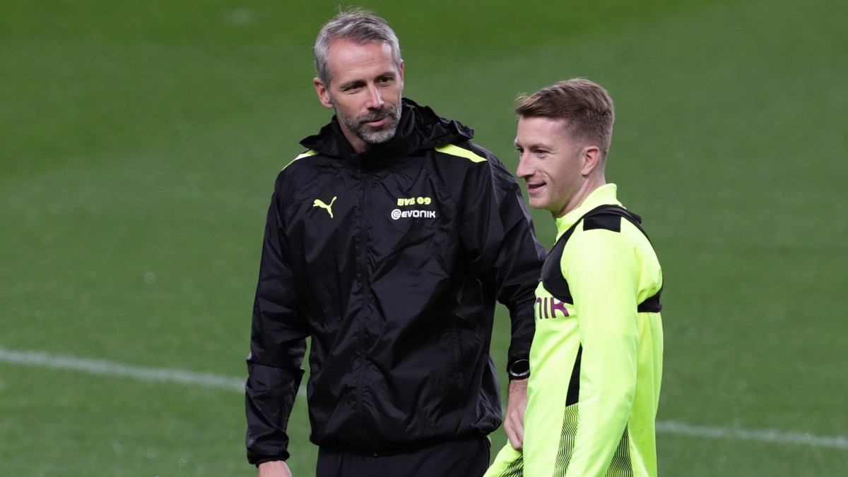 epa09599397 Borussia Dortmund's coach Marco Rose (L) and Marco Reus (R) during a training session at the Alvalade stadium in Lisbon, Portugal, 23rd November 2021. Borussia Dortmund will face Spor ...