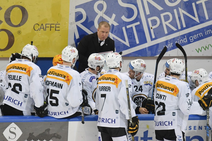 Lugano&#039;s Head Coach Greg Ireland, hinter der Bande, gibt seinen Spielern Anweisungen, beim Eishockey Meisterschaftsspiel in der Qualifikation der National League zwischen dem HC Davos und dem HC  ...