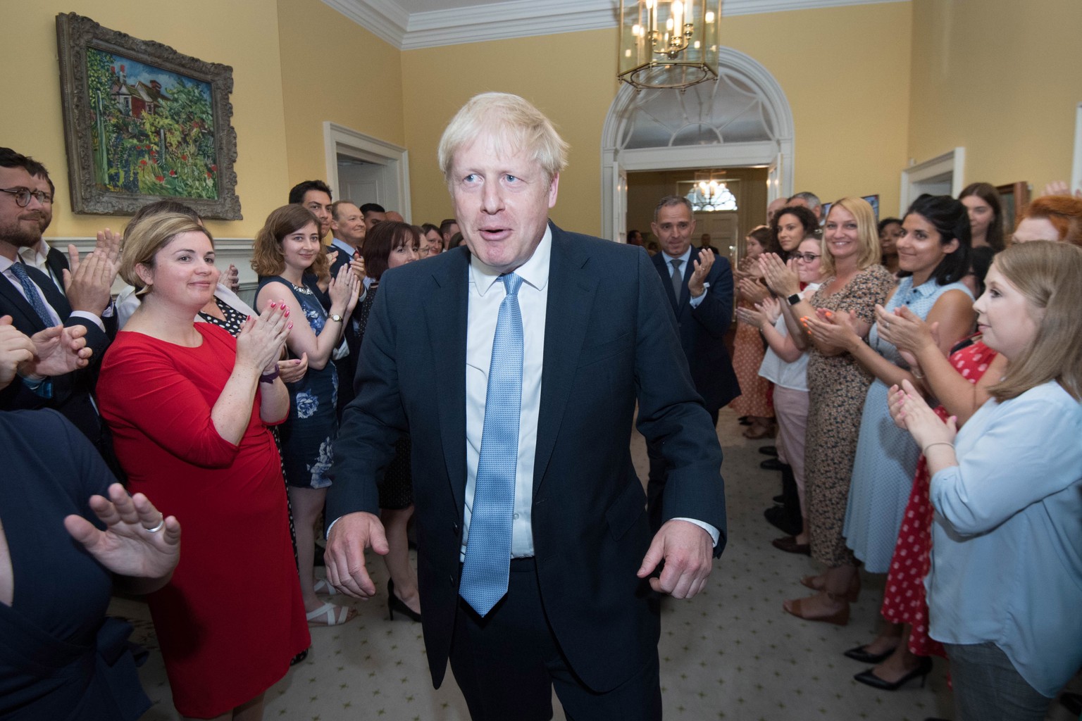 epa07737844 Prime Minister Boris Johnson is clapped into 10 Downing Street central London, Britain, 24 July 2019 by staff after seeing Queen Elizabeth II and accepting her invitation to become Prime M ...