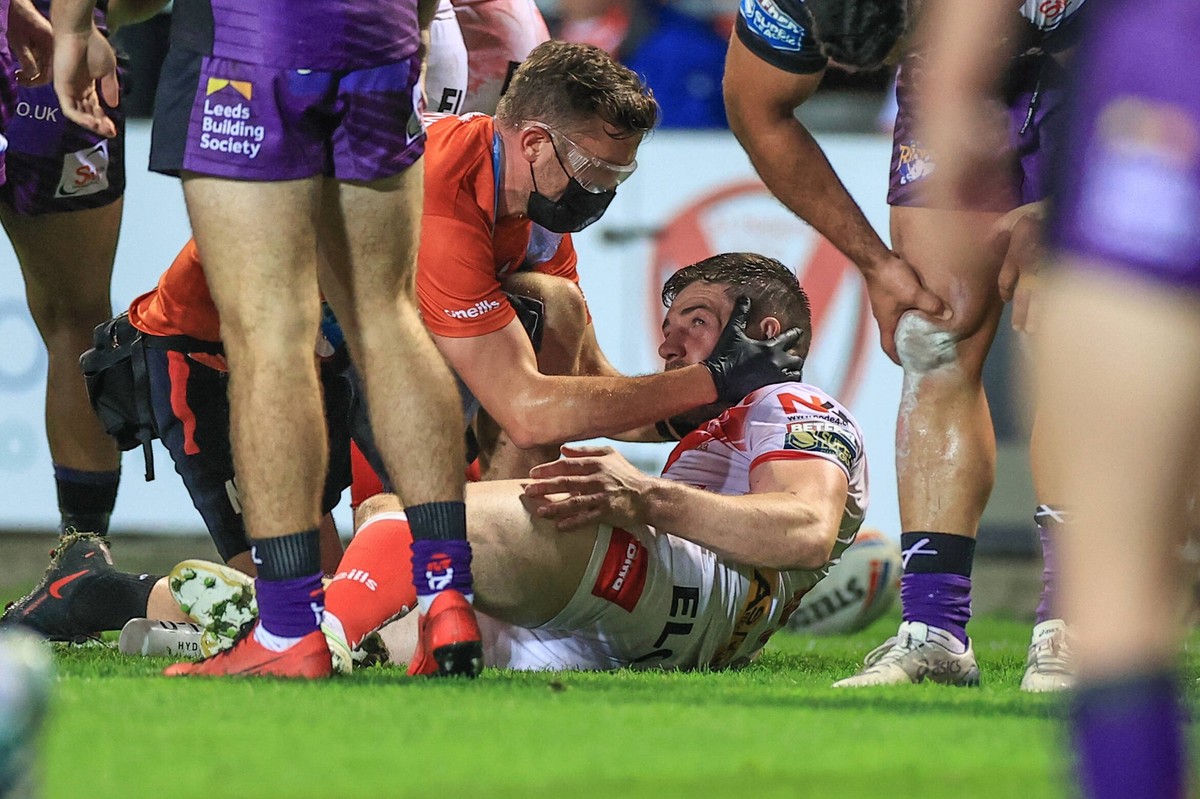 Betfred Super League St Helens v Leeds Rhinos Mark Percival 4 of St Helens receivers treatment for concussion St Helens Totally Wicked Stadium Merseyside United Kingdom Copyright: xMarkxCosgrove/Newsx ...