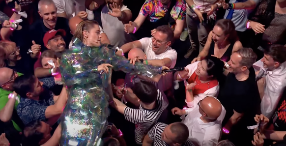 Hazel Brugger Crowdsurfing ESC Halbfinal 2