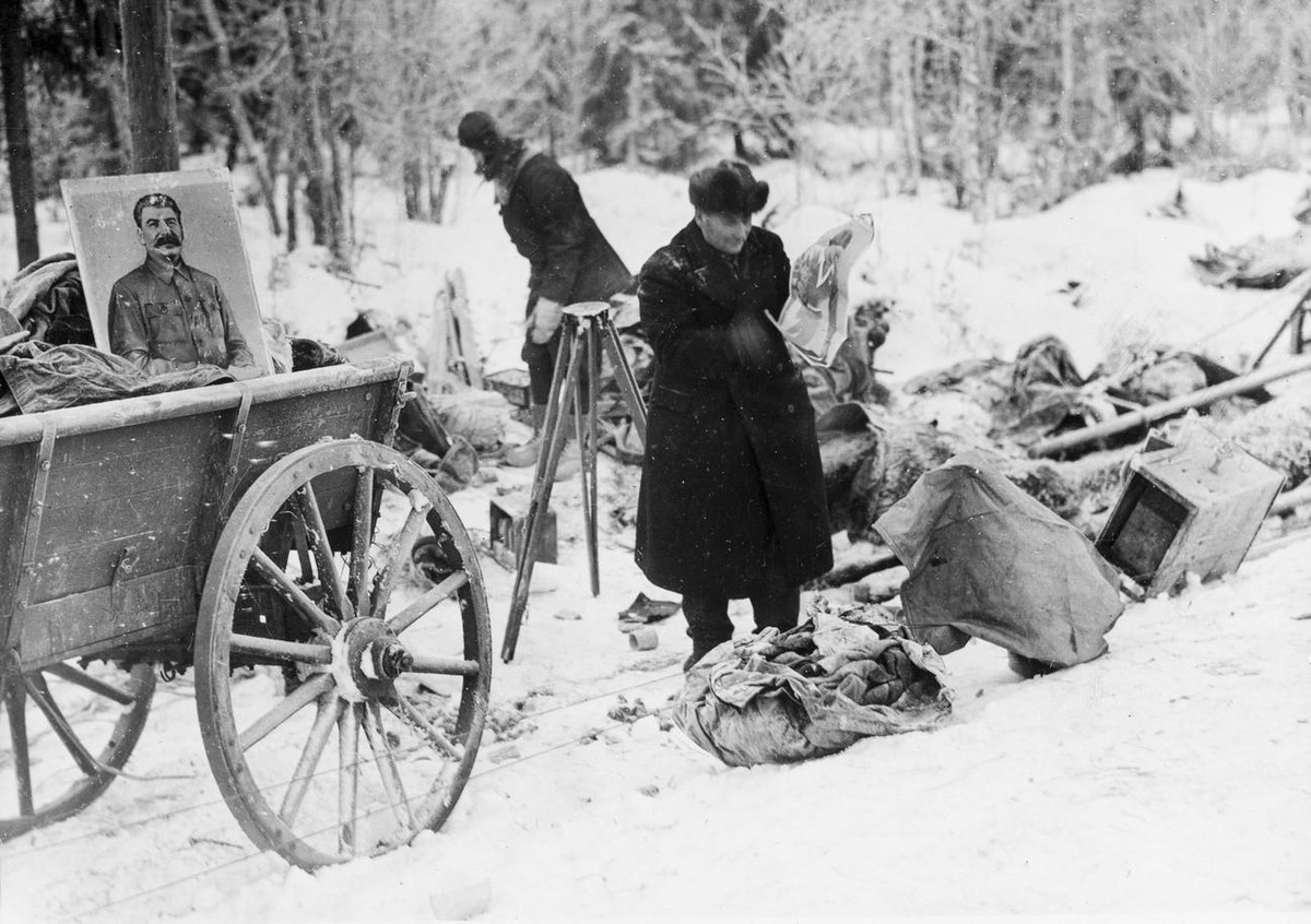 Finnische Soldaten sortieren das erbeutete Kriegsmaterial, darunter ein Bild von Josef Stalin, welches die vernichtend geschlagenen russischen Divisionen nach dem verlustreichen Winterkrieg im Norden  ...