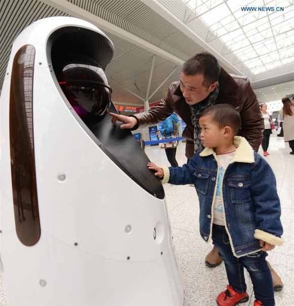 Robocop in China – erster Polizei-Roboter patrouilliert in Bahnhof von Zhengzhou