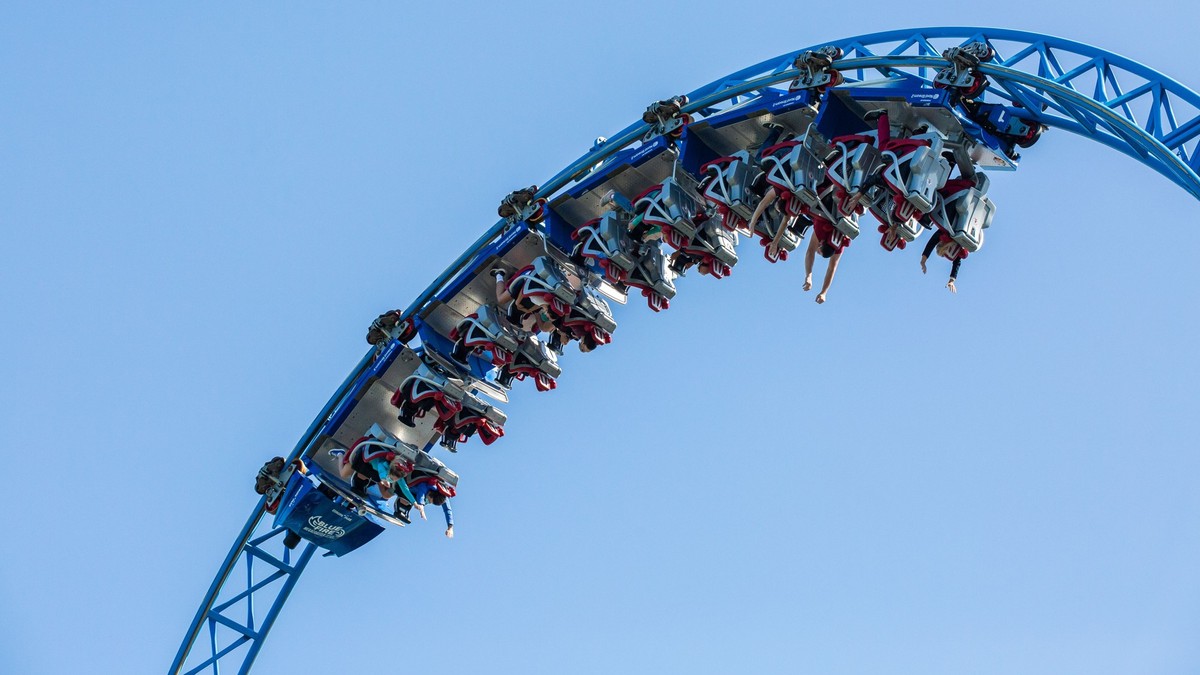 ARCHIV - 29.05.2020, Baden-W�rttemberg, Rust: Besucher des Europa-Park fahren mit der Achterbahn Blue Fire. .... (zu dpa: �Achterbahn im Europa-Park rollt mehrmals wieder zur�ck�) Foto: Philipp von Di ...