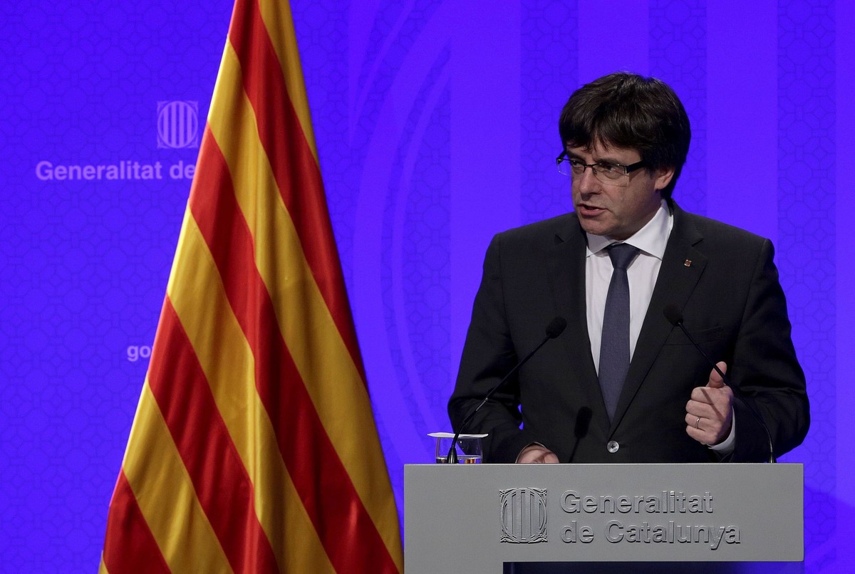 epa06239942 Catalan President, Carles Puigdemont, gives a press conference, in Barcelona, northeastern Spain, 02 October 2017. Puigdemont asked for an 'international mediation' to deal with  ...