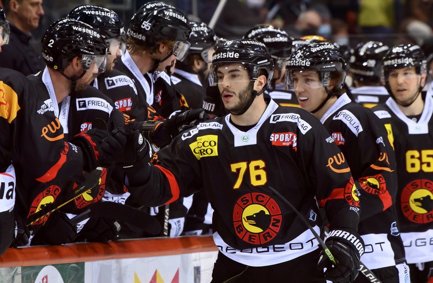 Berns Philip Varone, jubelt nach seinem Tor zum 2-0 mit seinem Teamkollegen, beim Eishockey Meisterschaftsspiel der National League zwischen dem SC Bern und dem EV Zug, am Donnerstag, 27. Januar 2022, ...