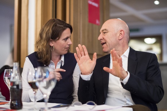 SP Nationalrat Daniel Jositsch, rechts, spricht mit Chantal Gallade ueber seine Nomination als Staenderat an der Delegiertenversammlung der SP Kanton Zuerich am Donnerstag, 16. April 2015 in Zuerich.  ...