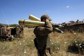 Israelischer Soldat transportiert neue Ladung in den von Israel annekdierten Golan-Höhen.&nbsp;