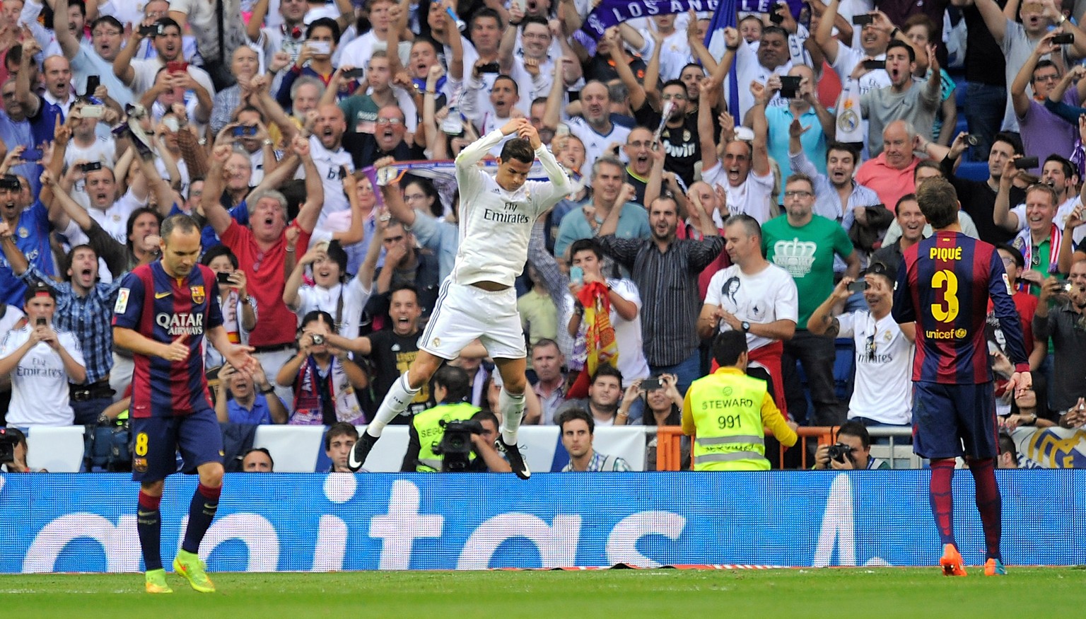 Ronaldo lässt sich feiern, während Iniesta und Piqué enttäuscht abdrehen.