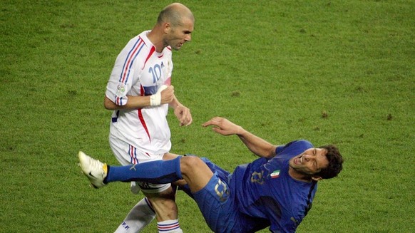 Marco Materazzi sinkt nach dem Kopfstoss von Frankreichs Ikone Zinédine Zidane im WM-Final 2006 zusammen.